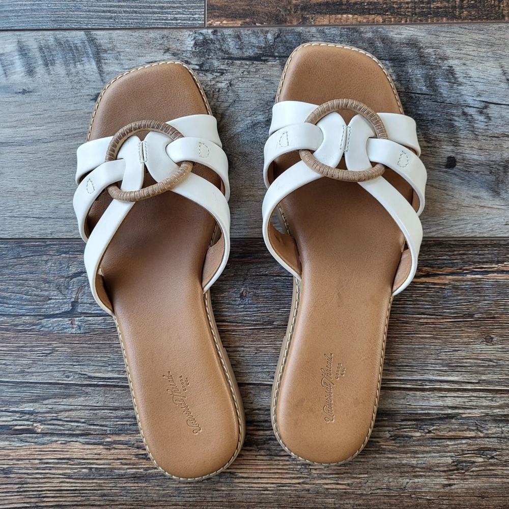 Women’s target tan White Sandals - Universal Thread - Sz 9.5